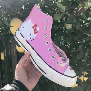 Brand new HELLO KITTY 🐱 converse sneakers 👟
